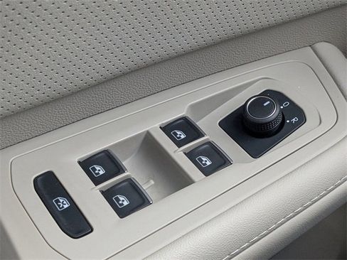 Used 2024 Volkswagen Atlas SE image 24