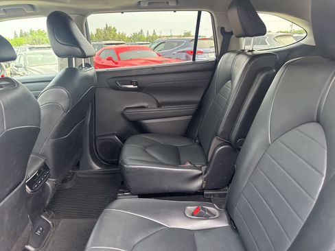Used 2021 Toyota Highlander XLE image 17