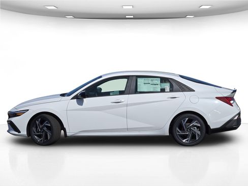 New 2025 Hyundai Elantra SEL image 4