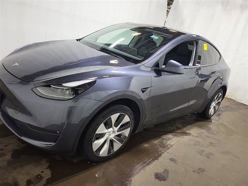 Used 2023 Tesla Model Y Long Range image 3