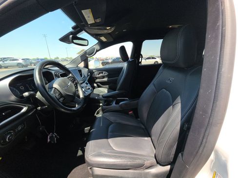Used 2020 Chrysler Pacifica Touring-L Plus FWD image 8
