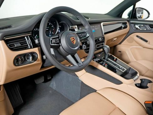 Certified 2026 Porsche Macan AWD/4WD image 4