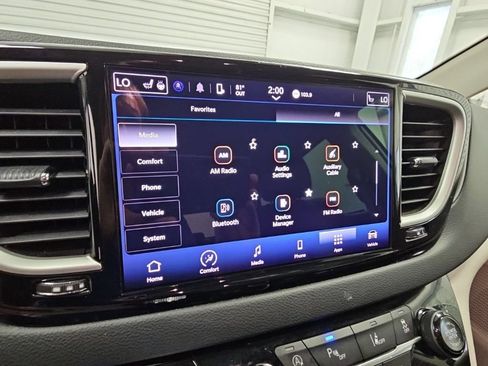 Used 2023 Chrysler Pacifica Touring-L FWD image 17