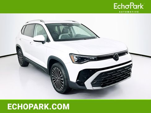 Used 2025 Volkswagen Taos SE FWD image 1