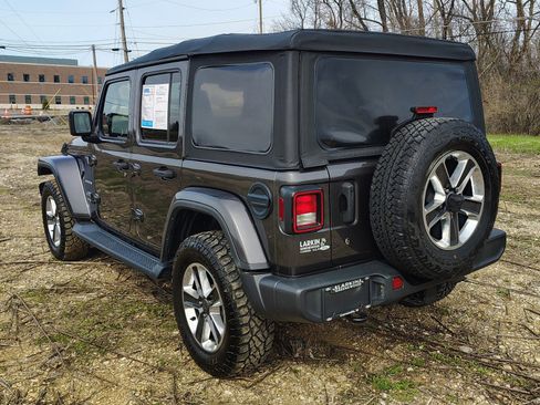 Used 2018 Jeep Wrangler Unlimited Sahara AWD/4WD image 6