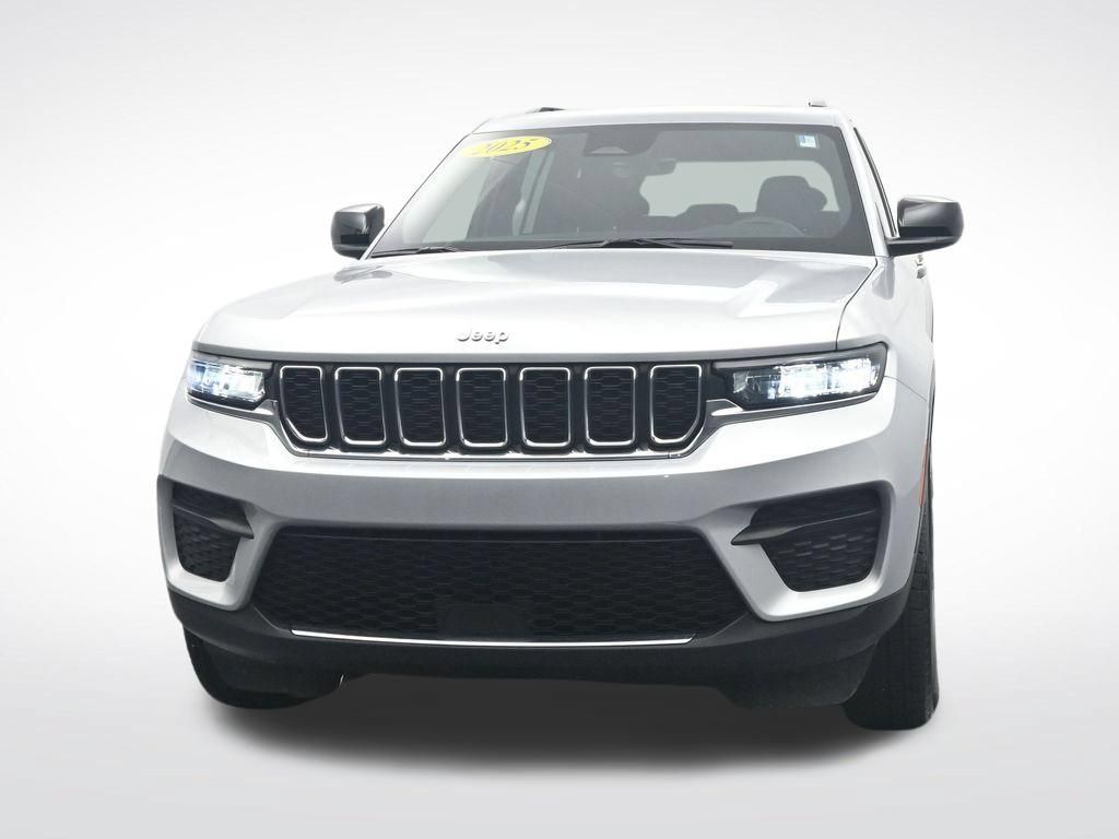 Used 2025 Jeep Grand Cherokee Laredo X AWD/4WD image 2
