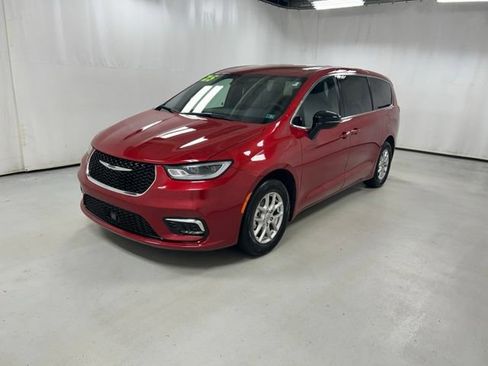 Used 2025 Chrysler Pacifica Select FWD image 2