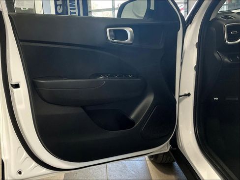 Used 2025 Hyundai Venue SE image 9