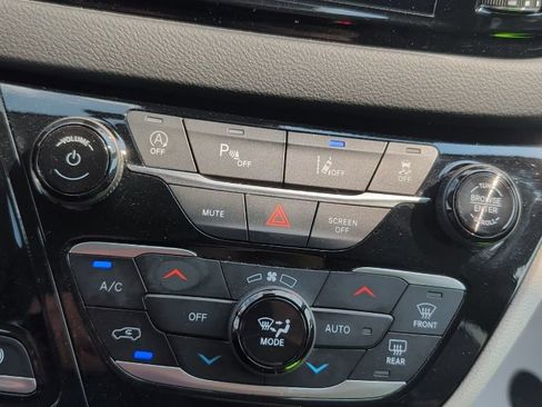 Used 2024 Chrysler Pacifica Touring-L FWD image 27