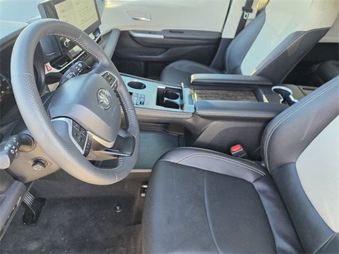 Used 2025 Toyota Sienna Platinum image 10