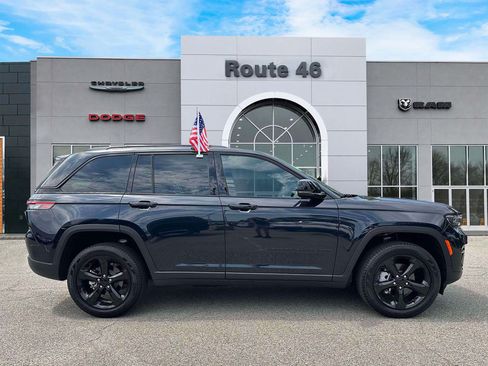 Used 2024 Jeep Grand Cherokee Limited w/ Black Appearance Package AWD/4WD image 6