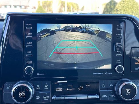 Used 2021 Toyota Highlander XLE image 29