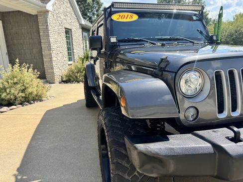Used 2018 Jeep Wrangler Unlimited Sahara w/ Connectivity Group AWD/4WD image 34