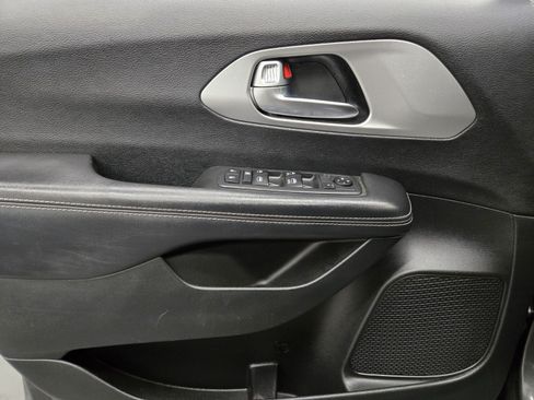 Used 2019 Chrysler Pacifica Touring Plus w/ S Appearance Package FWD image 15