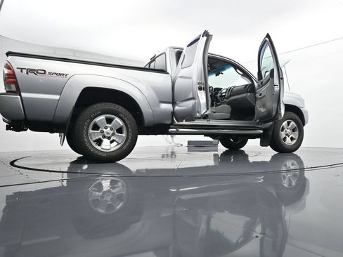 Used 2015 Toyota Tacoma 4x4 Access Cab V6 w/ TRD Sport Package image 40