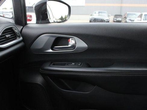 Used 2019 Chrysler Pacifica Touring-L Plus w/ S Appearance Package FWD image 18