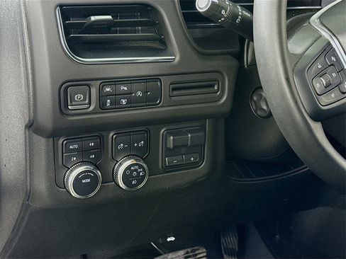 Used 2024 GMC Yukon XL SLT w/ SLT Luxury Package image 4