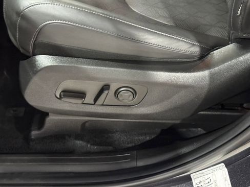 Used 2025 Kia Carnival FWD image 20