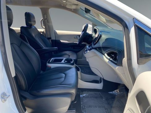 Used 2022 Chrysler Pacifica Touring-L FWD image 15