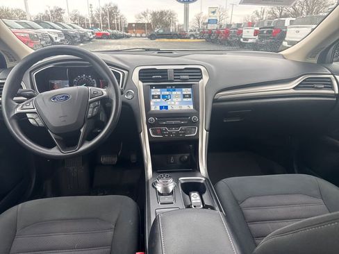 Used 2017 Ford Fusion SE w/ Fusion SE Technology Package image 19