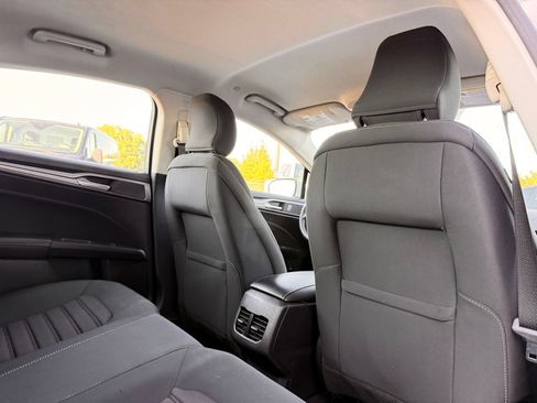 Used 2019 Ford Fusion SE FWD image 18