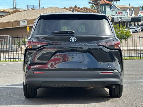 Used 2025 Toyota Sienna LE image 4