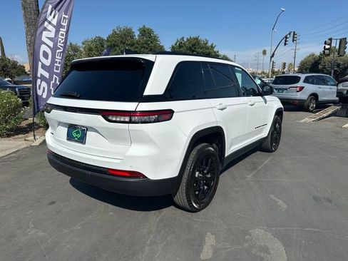 Used 2024 Jeep Grand Cherokee Altitude AWD/4WD image 7
