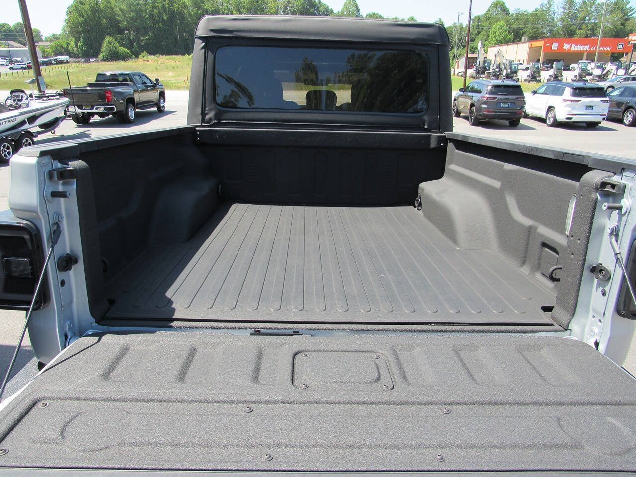Used 2023 Jeep Gladiator Sport AWD/4WD image 25