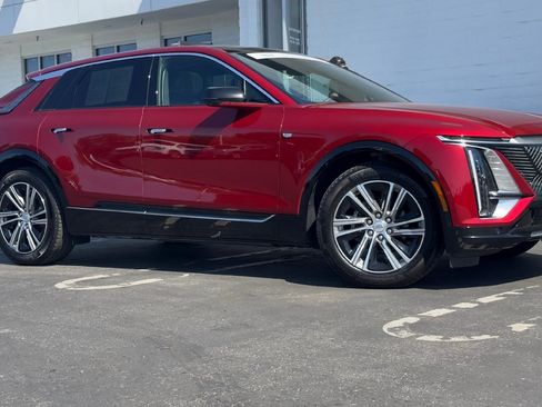 Certified 2024 Cadillac Lyriq Luxury AWD/4WD image 2