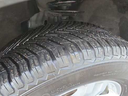 Used 2022 Ford Explorer XLT image 11