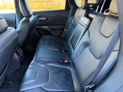 Used 2019 Jeep Cherokee Limited image 25