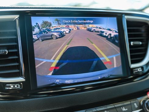 Used 2024 Chrysler Pacifica Touring-L FWD image 16