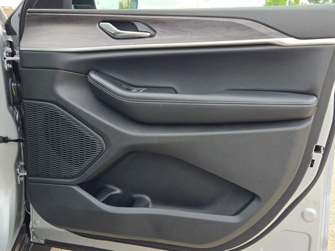 New 2025 Jeep Grand Cherokee Limited w/ Black Appearance Package image 9