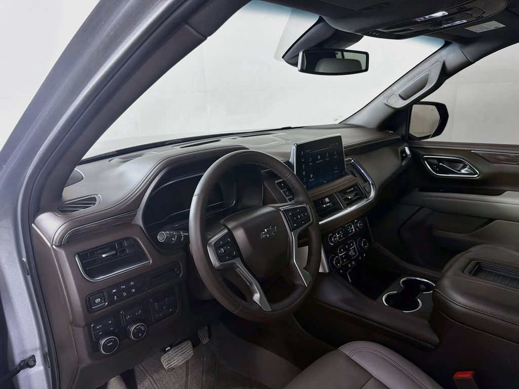 Used 2024 Chevrolet Suburban Z71 w/ Luxury Package AWD/4WD image 10