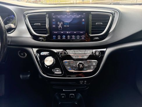 Used 2019 Chrysler Pacifica Touring Plus w/ S Appearance Package FWD image 18