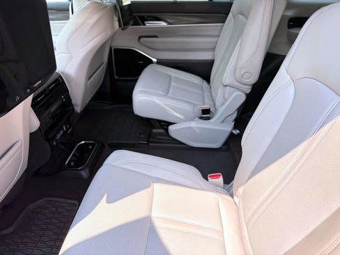 Used 2024 Jeep Wagoneer Series III w/ Premium Group I AWD/4WD image 12