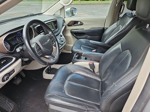 Used 2017 Chrysler Pacifica Touring-L FWD image 17