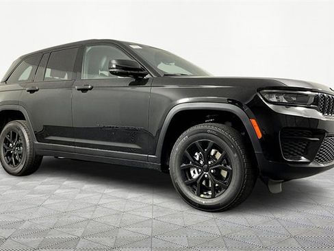 New 2025 Jeep Grand Cherokee Altitude image 3