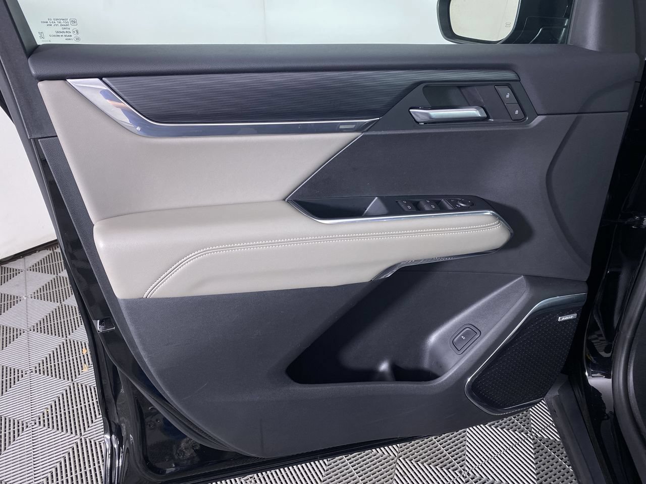 Certified 2026 GMC Acadia Elevation w/ Elevation Premium Package FWD image 12