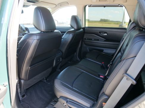 Used 2022 Nissan Pathfinder SL image 16