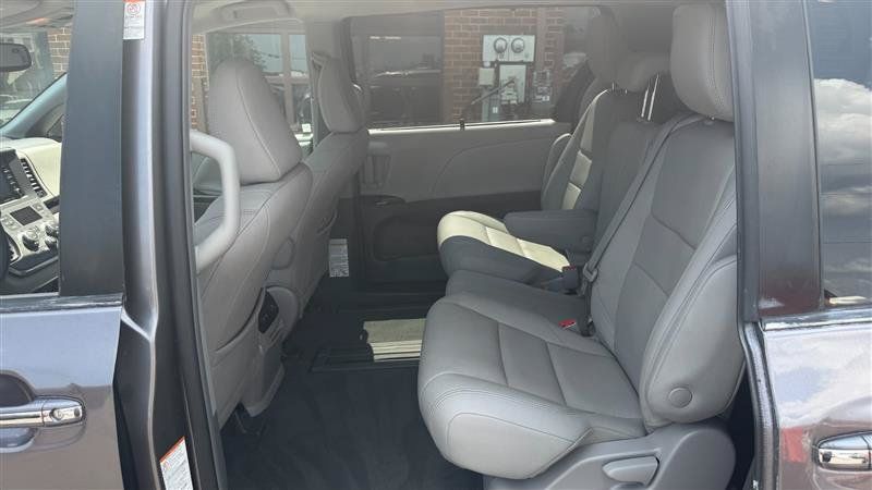 Used 2018 Toyota Sienna XLE w/ XLE Navigation Package FWD image 23