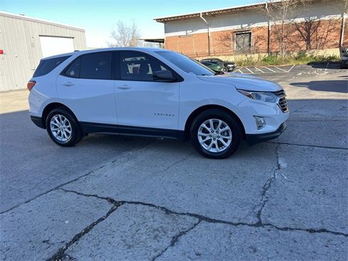Used 2018 Chevrolet Equinox LS image 2