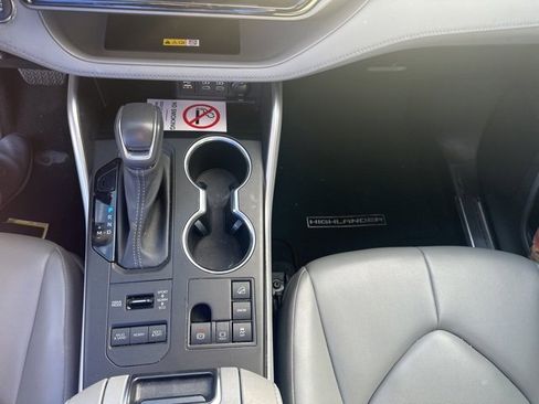 Used 2023 Toyota Highlander L image 15
