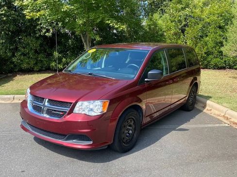 Used 2018 Dodge Grand Caravan SE w/ UConnect Hands-Free Group FWD image 3