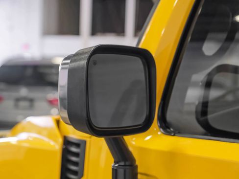 Used 2005 HUMMER H2 SUT Sport Utility Pickup 4D w/ Preferred Equipment Group image 38