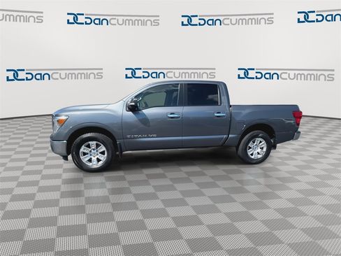 Used 2018 Nissan Titan SV image 5