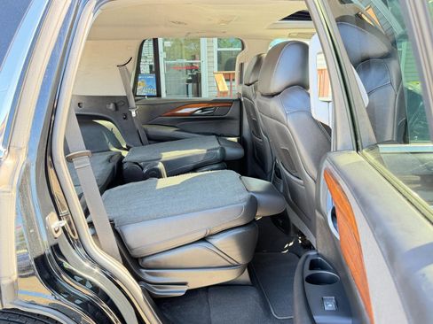 Used 2018 Cadillac Escalade Luxury AWD/4WD image 40