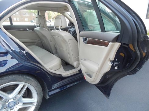 Used 2012 Mercedes-Benz C 250 Sedan image 33