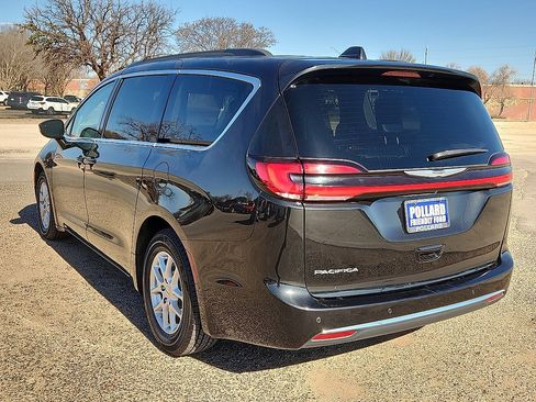 Used 2022 Chrysler Pacifica Touring-L image 2