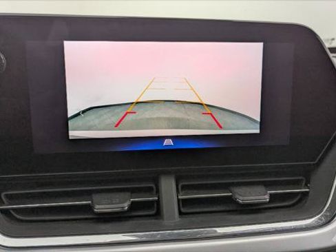 Used 2025 Chevrolet Trax LT FWD image 28